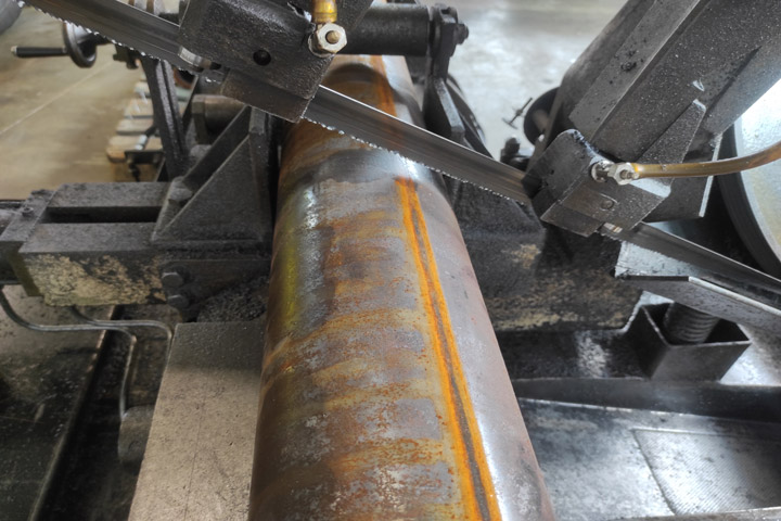 rezanje metala poluautomatskom testerom